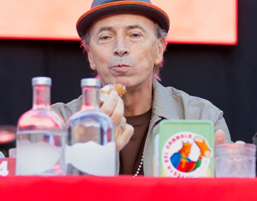 manlio assaggia il cannolo